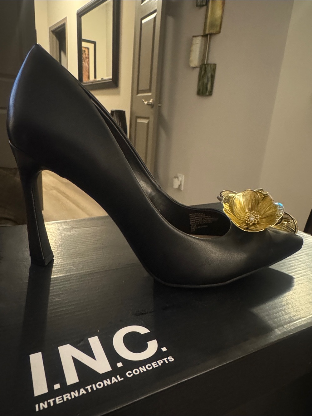 🔥INC International Concepts Black Pointed Pump with Gold Floral Accent Brooch❣️